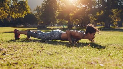 Dieses Ganzkörper-Workout ist optimal für draußen