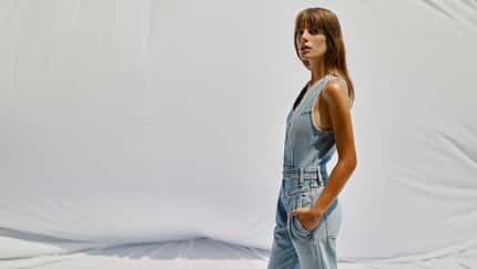Frau trägt Jumpsuit