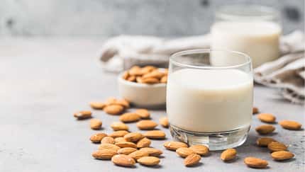 So machst du Mandelmilch schnell und einfach selbst