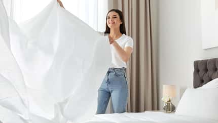 Bettmilben lieben warme und feuchte Orte. Das macht das Bett zum idealen Rückzugsort für die winzigen Achtbeiner