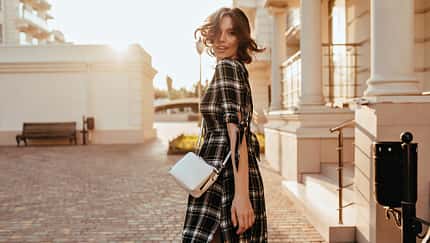 Frau trägt Herbstkleid