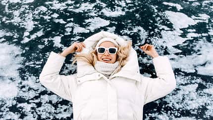 Frau trägt Winterjacke 