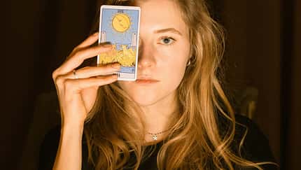 Frau mit Tarot-Karte