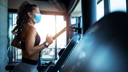 Du hast die Quarantäne überstanden und kannst es nicht abwarten wieder Sport zu machen? WOMENS HEALTH zeigt dir, wie du sicher einsteigst.