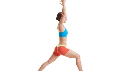 Den Körper entgiften beim Yoga: Krieger I Den Körper entgiften beim Yoga: Krieger I