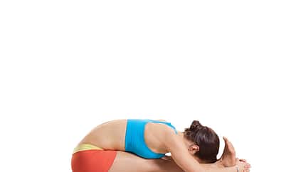 Den Körper entgiften beim Yoga: Vorbeuge im Sitzen Den Körper entgiften beim Yoga: Vorbeuge im Sitzen