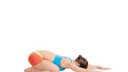 Den Körper entgiften beim Yoga: Kindpose Den Körper entgiften beim Yoga: Kindpose
