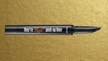 Lidstrich mit Eyeliner: benefit they're real! push up liner