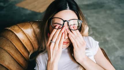 Müde, trockene Augen als Folge von zulanger Bildschirmarbeit? Höchste Zeit, die Augen zu entspannen.