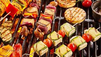 Diese 4 Grillrezepte mit Halloumi, Tofu & Co. musst du probieren