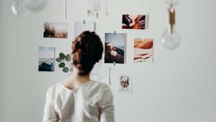 Frau steht vor Vision Board