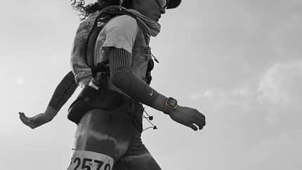 Extremsportlerin läuft mit der neuen Apple Watch Ultra durch die Wüste
