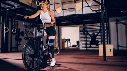 Frau trainiert auf dem AirBike 