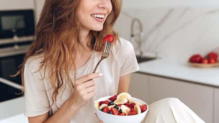 Stressesser? Mit diesen 4 Tipps greifst du laut Studie zu Obst statt zu Süßkram