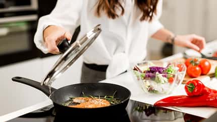 8 Tipps, wie du beim Kochen Energie (und Geld) sparst