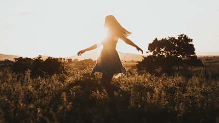 Frau im Sonnenuntergang