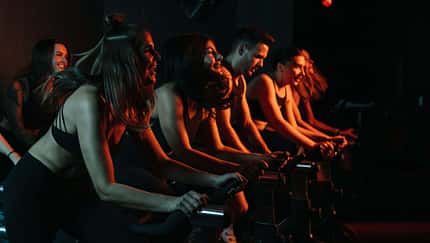 Spinning, Laufen und Workout in Party-Atmosphäre