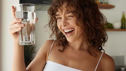 Was ist besser: Warmes Wasser trinken oder kaltes? Der Check