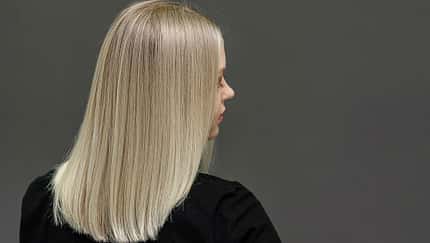 Bye-bye Gelbstich in blondiertem Haar: Schöne blonde Haare mit Silber-Shampoo.