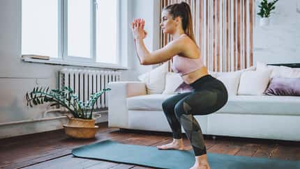 Frau macht Bodyweight-Übung