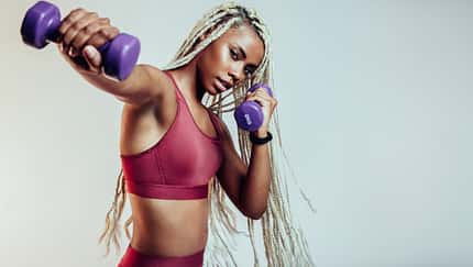 junge frau beim workout mit kleinen gewichten