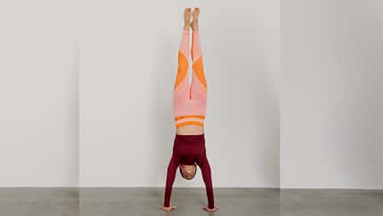 Redakteurin Martina macht einen Handstand