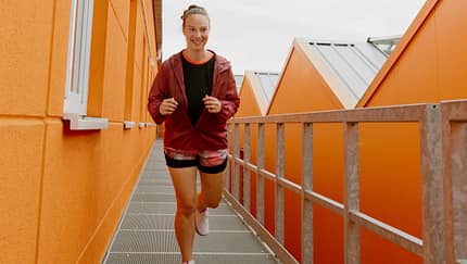 Volontärin Carina Mollner beim Laufen