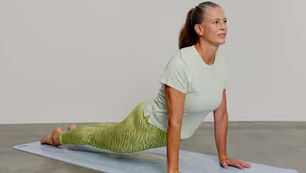 Katja Wiedermann macht die Yoga-Pose heraufschauender Hund