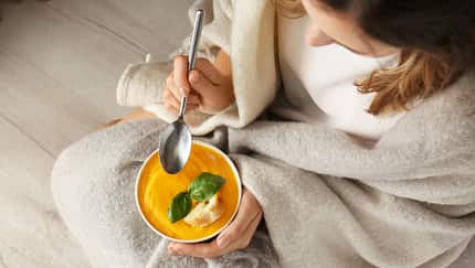 Diese 8 Lebensmittel solltest du bei Halsweh essen