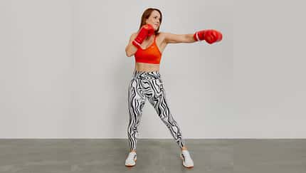 Affiliate Managerin Jana Schaarschmidt macht eine Boxbewegung