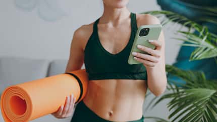 Nahaufnahme einer jungen Frau beim Training