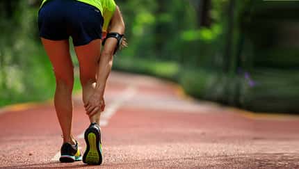 Wadenkrämpfe beim Sport sind meistens sehr schmerzhaft