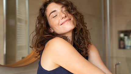 Frau mit Locken