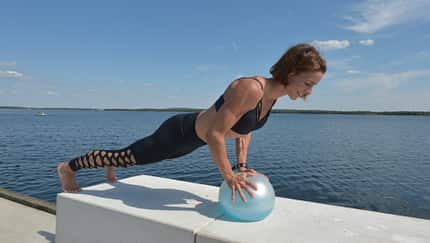 Eileen Gallasch macht eine Plank