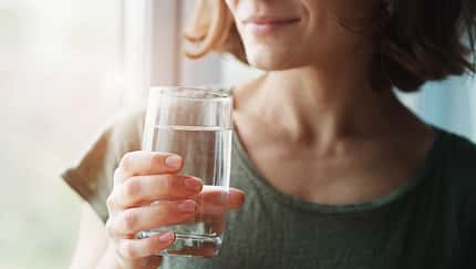Frau trinkt Wasser