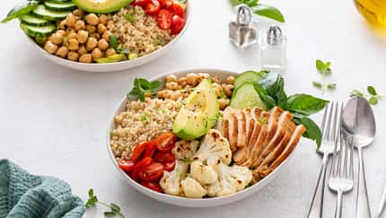 Diese leckere Eiweiß-Bowl macht dich länger satt und hilft beim Abnehmen!