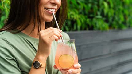 Frau trinkt Limonade