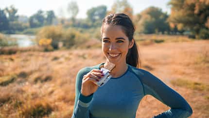Frau während des Trainings mit Snack 