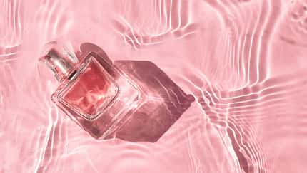 Parfum Flakon auf pinkem Hintergrund 
