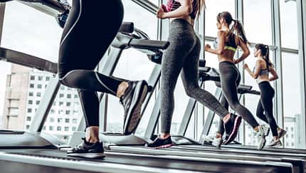 Frauen auf dem Laufband in Gym