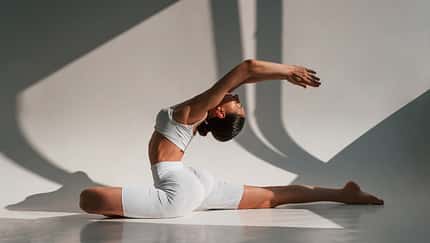 Auch wenn es beim Yoga nicht um Oberflächlichkeiten geht, gibt es bei der Klamottenwahl doch ein paar Dinge zu beachten.
