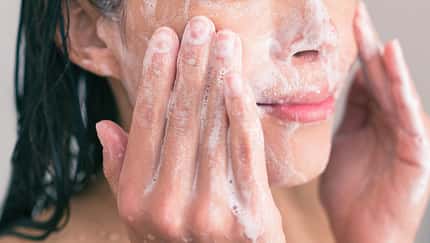 Der richtige Cleanser bildet die Grundlage deiner Pflegeroutine.
