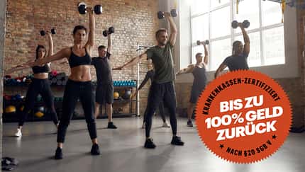 Gruppe Menschen im Studio, die mit Kurzhanteln trainieren
