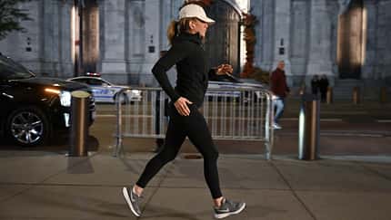 Jennifer Aniston joggt über eine Straße in New York City