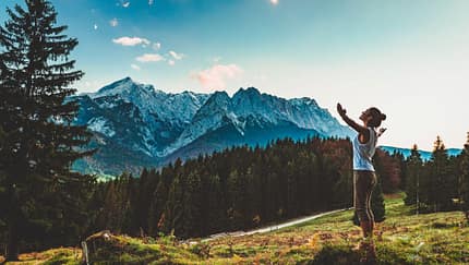 Junge Frau wandert in Garmisch-Patenkirchen