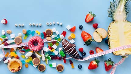 Ein Bild mit süßen Lebensmitteln und dem Spruch "Eat less Sugar"