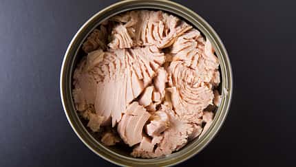 Eine Portion (150 Gramm) Thunfisch liefert 0,49 Milligramm Vitamin B6