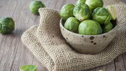 Eine Portion Rosenkohl (200 Gramm) liefert 156 Mikrogramm Folsäure