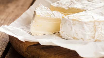 100 Gramm Weichkäse (wie Brie oder Camembert) enthalten 60 bis 80 Mikrogramm Folsäure