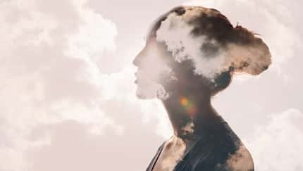 Psychologisches Konzept. Sonnenaufgang und Frauensilhouettenkopf